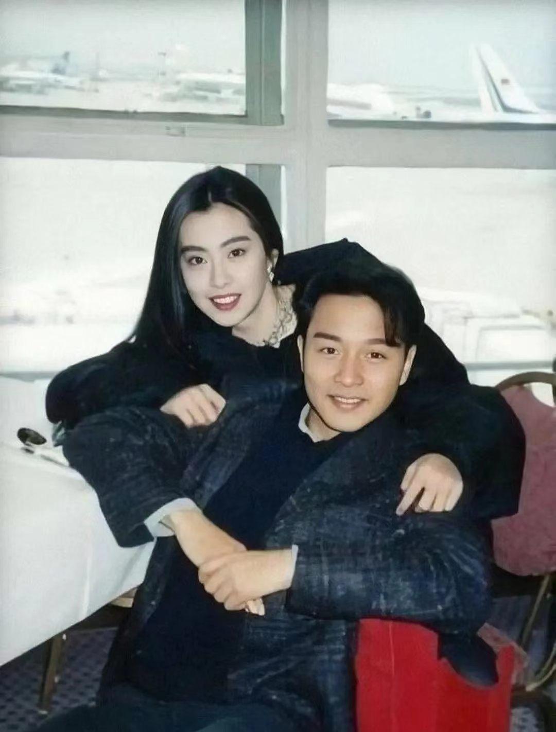 当年，王祖贤公开表示：“我王祖贤死也不会同意男演员摸我胸的！”有记者问：“张国荣