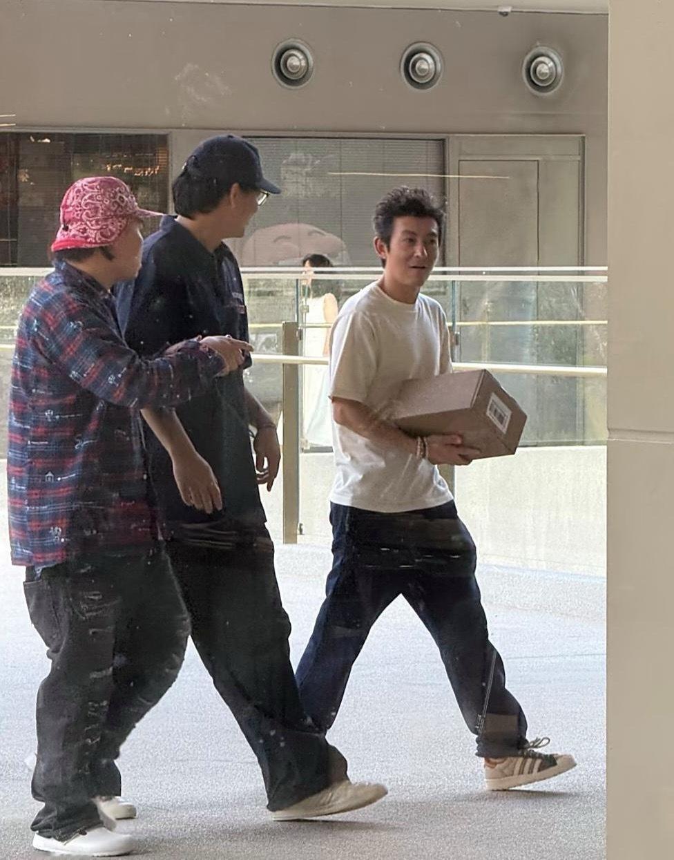 许久不见的45岁陈冠希现身上海参加活动,虽然面容苍老憔悴了不少,但气质非常不错,