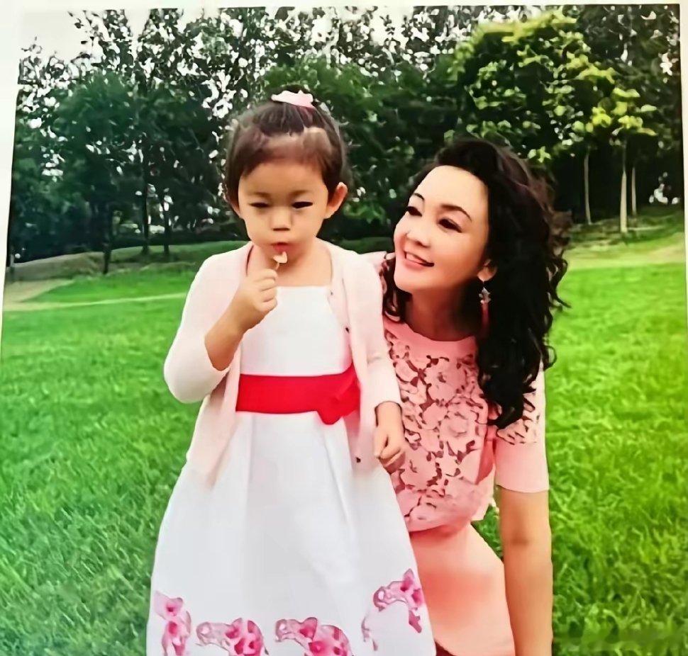 大S怎么都没想到，她去世后，最终真心守护她这对儿女的是张兰女士，比她娘家那些亲戚