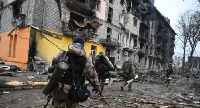 快讯！快讯！。据多家媒体，乌克兰方面突然宣布了在红军城继续加固防线并坚守。