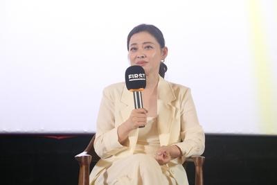 梅婷穿一身黄色职业风套装亮相FIRST青年电影展论坛干练优雅气场十足减龄