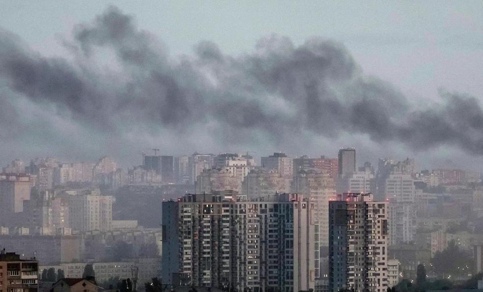 被炸醒了？基辅深夜连传爆炸声，乌克兰议员呼吁必须结束战争！据俄罗斯媒体报道，