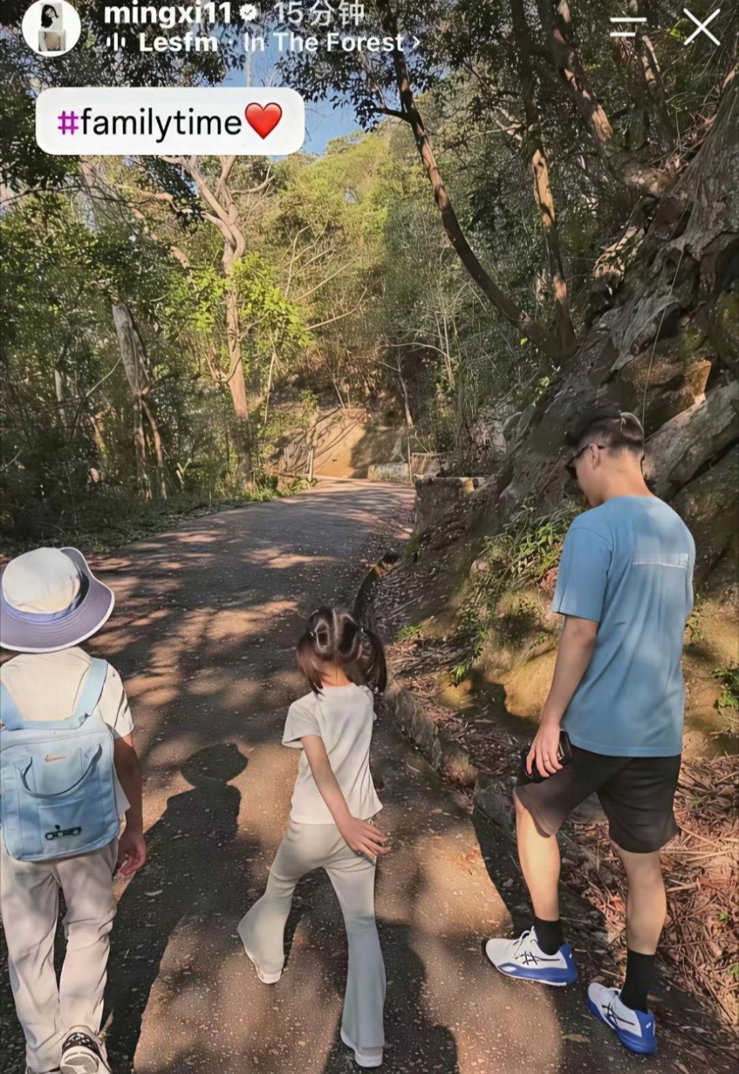 奚梦瑶和何猷君夫妻俩带着孩子爬山，两个孩子都好高啊，何猷君穿着蓝色T恤搭配短裤，身材劲实，两个孩子走