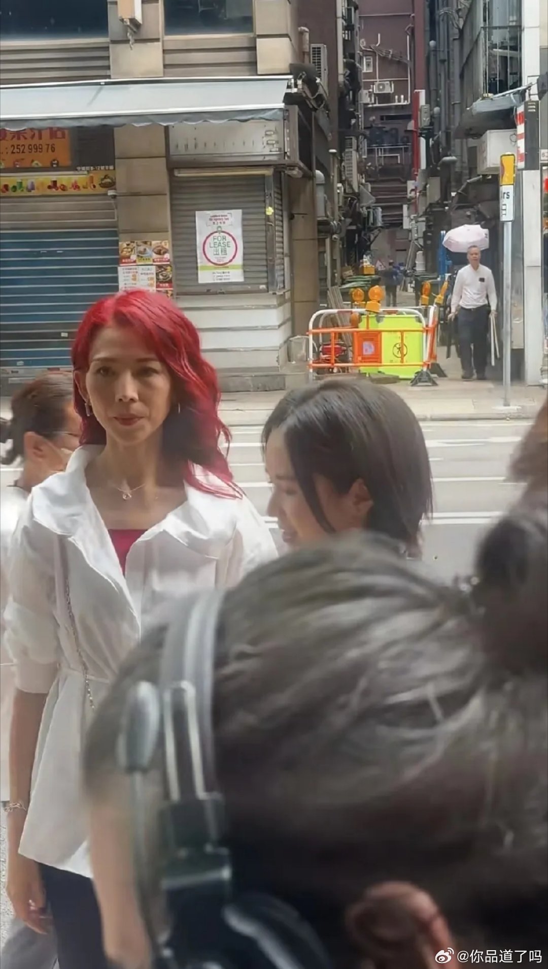 网友在香港街头偶遇蔡少芬拍戏，她看着确实清瘦，也添了些岁月的痕迹。今年52岁的