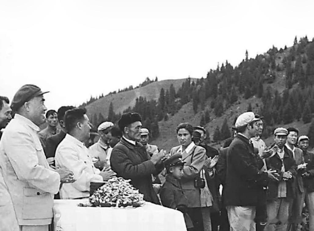 1958年9月，朱德元帅（左一）在乌鲁木齐南山牧场调研，其身后为自治区党委书记处