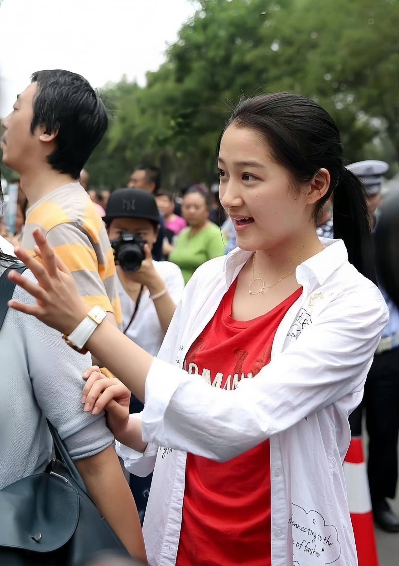高考时期的关晓彤，从考场出来，满脸的胶原蛋白，带着可爱的笑容，充满青春朝气。