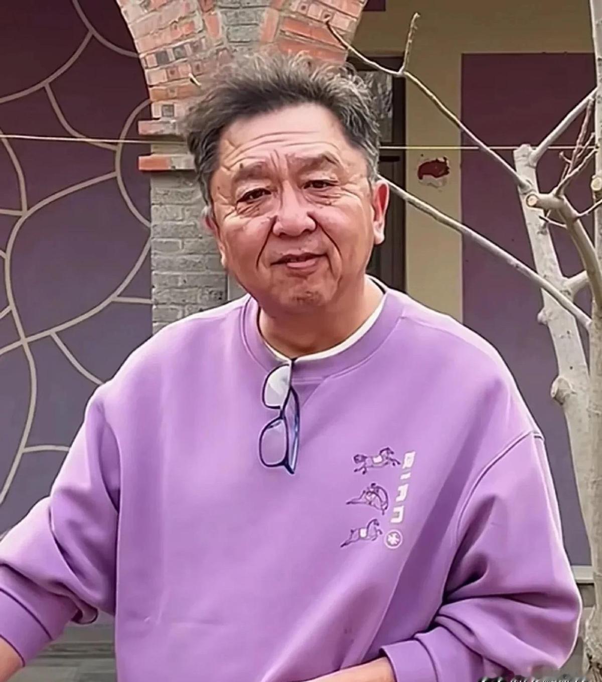 他白了，不是病，是马场晒的，是段子熬的，是烟酒退场后留下的真面目。医生说紫外线