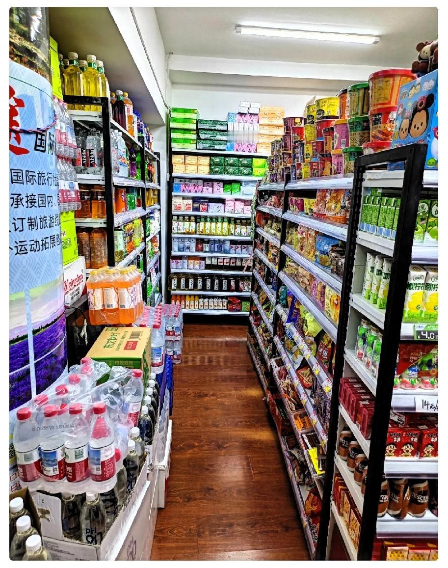 我老公退休了，非闹着开个小超市，我俩投了25万。现在一天也就卖1200，刨去进货