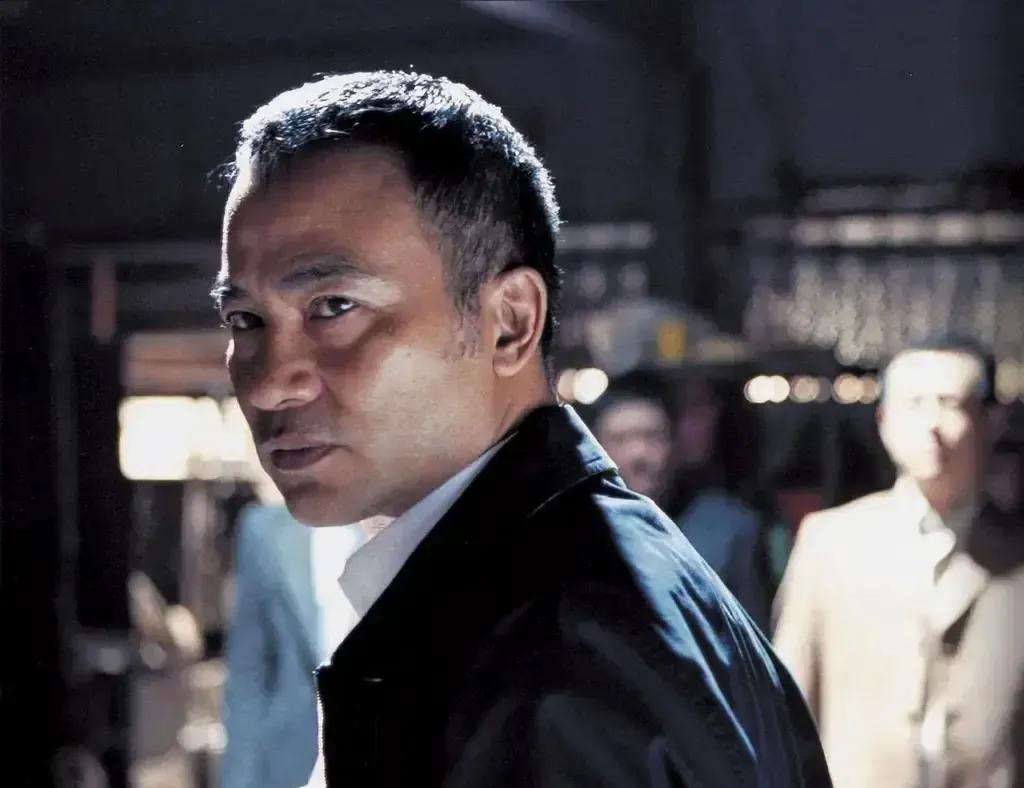 任达华在深圳品牌活动上脚下一滑，整个人扑出去，结果他顺势一个前滚翻，拍拍膝盖就站