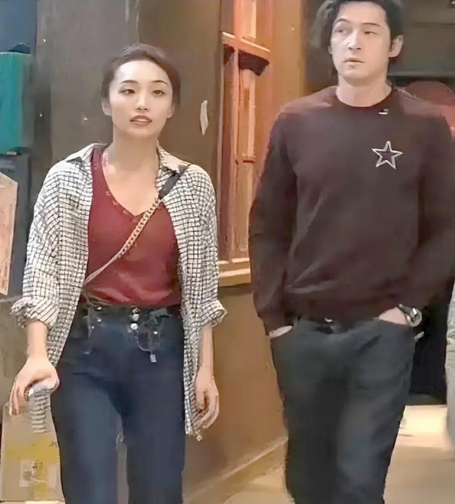 看看，果然明星和普通人差距不是一星半点！胡歌带着妻子去看上亿豪宅这事，可真是出手