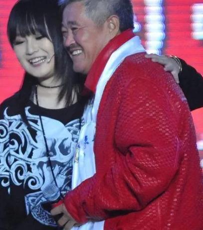 一次，赵本山和前妻生的大女儿赵玉芳来家中探望，赵本山的老婆马丽娟表现冷漠