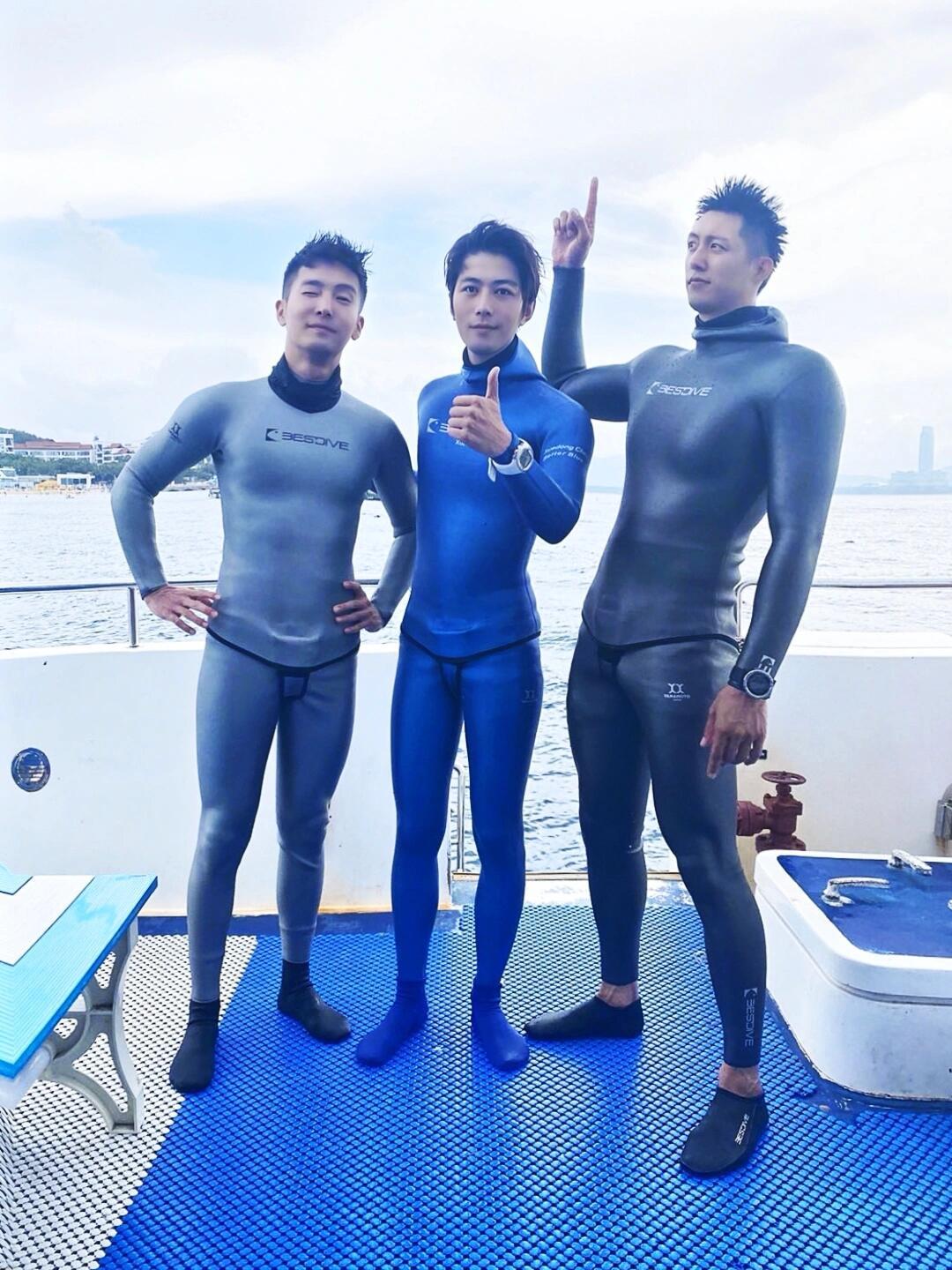 黄景瑜和正常人类男性的体格对比