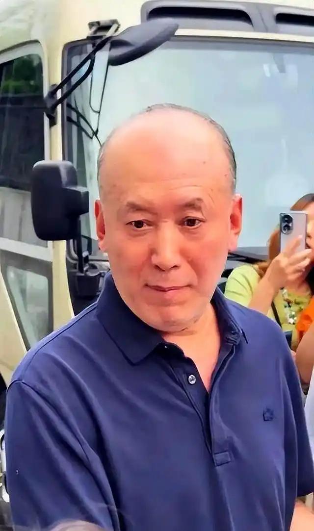 网友在菜市场意外遇见郭达老师，直言他就是个普普通通的退休大爷，这样的场景着实让人