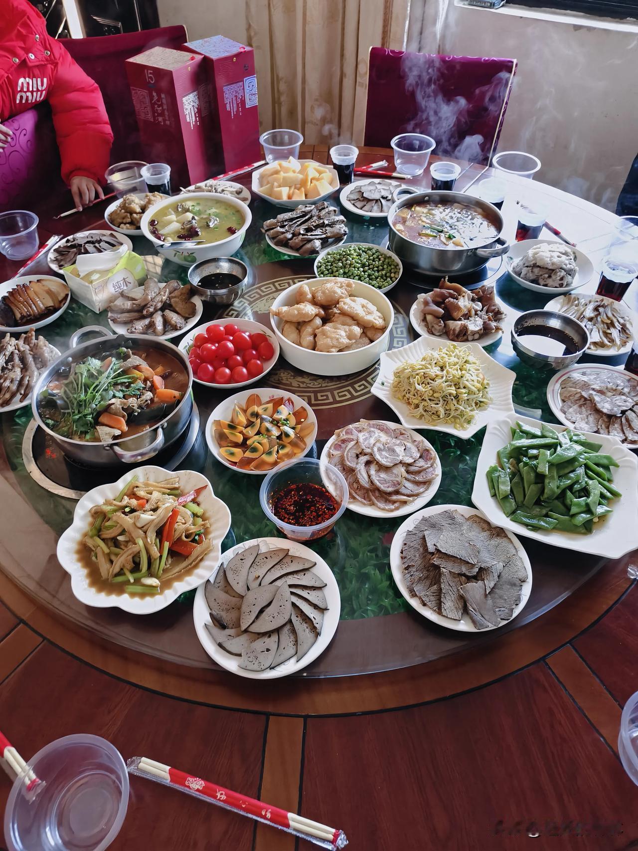 过年在堂嫂家吃的一大桌子菜，陆陆续续上了30多个菜，堪比大酒店。主要是菜的味道也