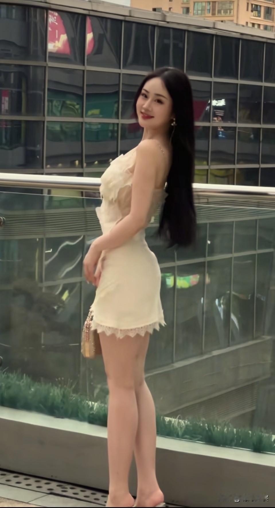 甜美系白色短裙少女你喜欢哪一种气质的美人?