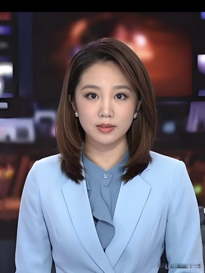 余露莹，央视新生代主持人，以清新知性的风格和沉稳大气的台风深受观众喜爱，镜头前从