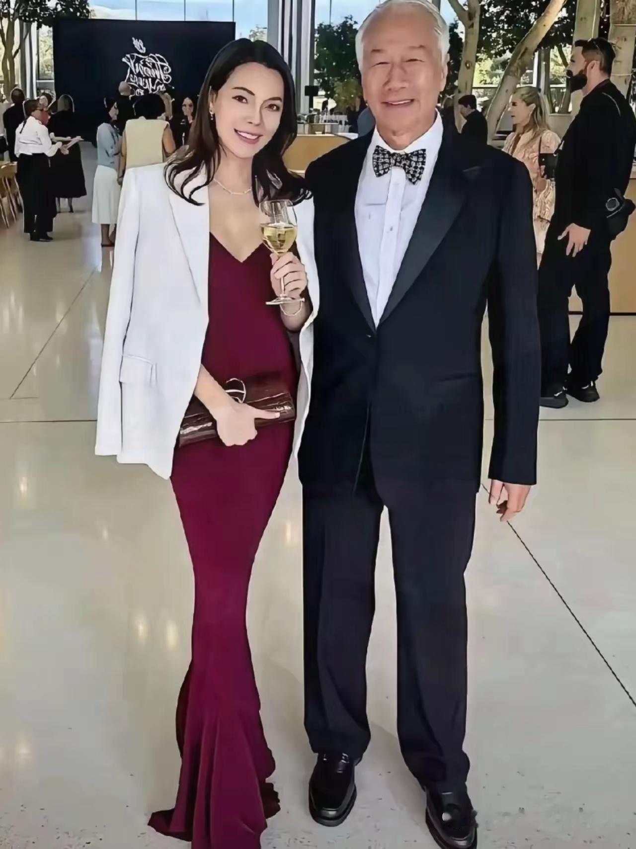 刷到郭台铭和曾馨莹的同框照，第一反应是年龄差的真实感直接拉满。75岁的郭台铭一