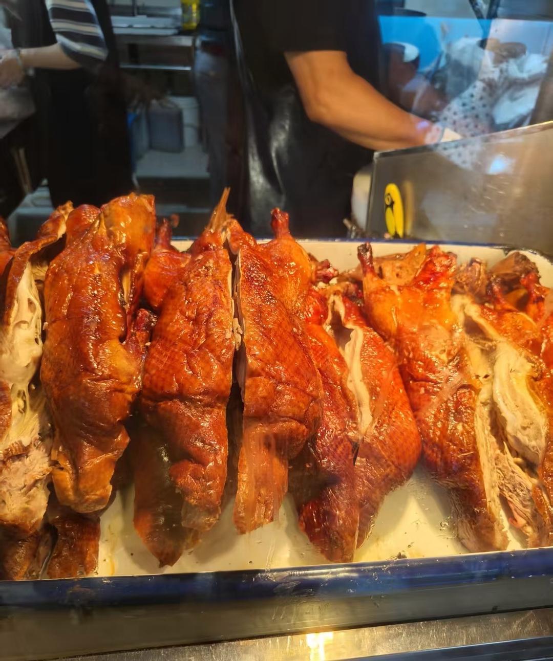 我觉得南京烤鸭，比北京烤鸭还好吃!别杠我，两种我都吃过很多次，北京烤鸭仪式感足