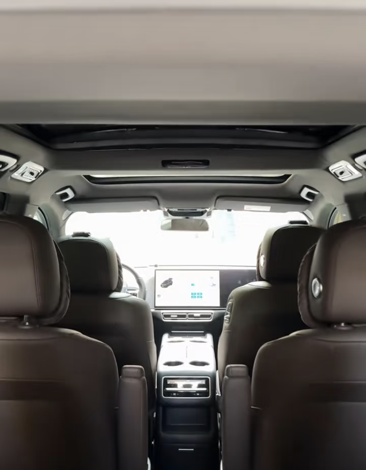 理想L8这车性能真有点东西。双电机四驱，330kW、620N·m，零百5.3