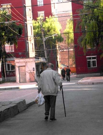 勤俭一生是优良传统吗？去银行办事遇到一位已退休多年的老同事，他