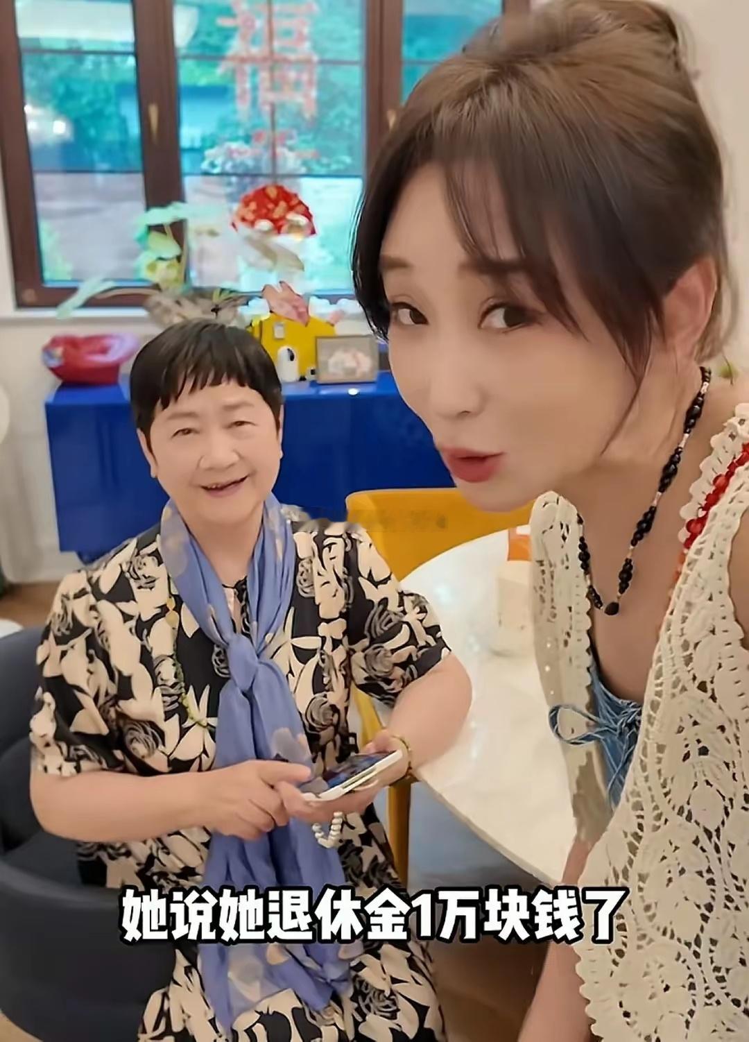 杜若溪带75岁婆婆去乌镇旅游，吃婆婆啃剩下的西瓜，婆媳亲如母女​​​