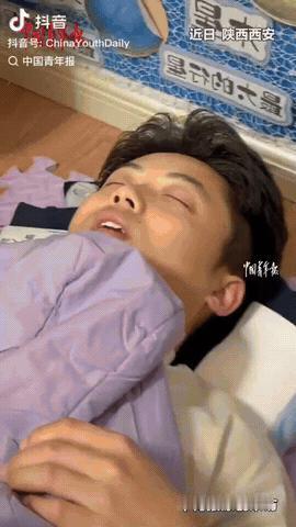 “笑不活了！”陕西西安，幼儿园老师中午睡得太晚，在睡梦中迷迷糊糊听见有人叫自己，