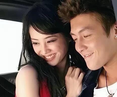 还是年轻时候好看，那时的陈冠希帅气英俊，有点痞帅痞帅的，比谢霆锋好看多了。旁边