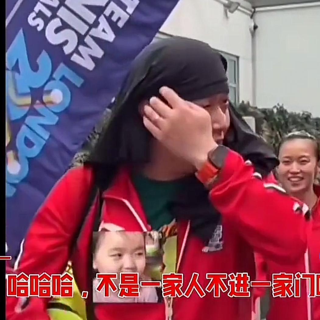 搞笑的“邱爹”带出搞怪的弟子。伦敦街头，莎莎的师傅邱贻可把黑色背心蒙在头上，