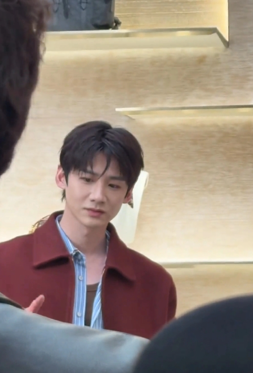 一圈看下来没想到白敬亭成了LV代言人中最拉垮的一个讲真，镜头到了小白那儿，落差