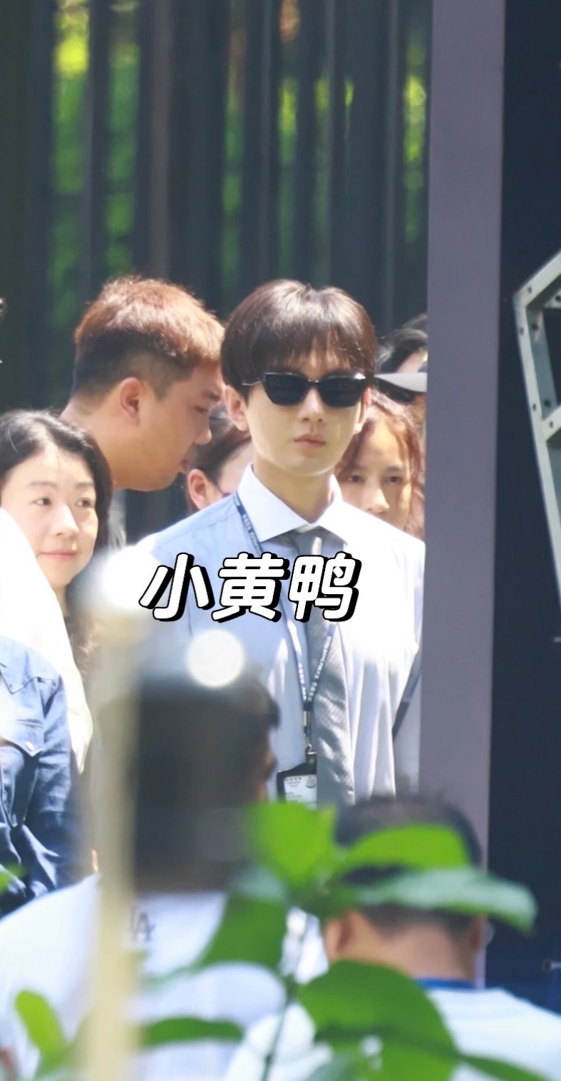 有个一板一眼的萌妹纸好懵逼地参加欢迎仪式好萌啊​​​