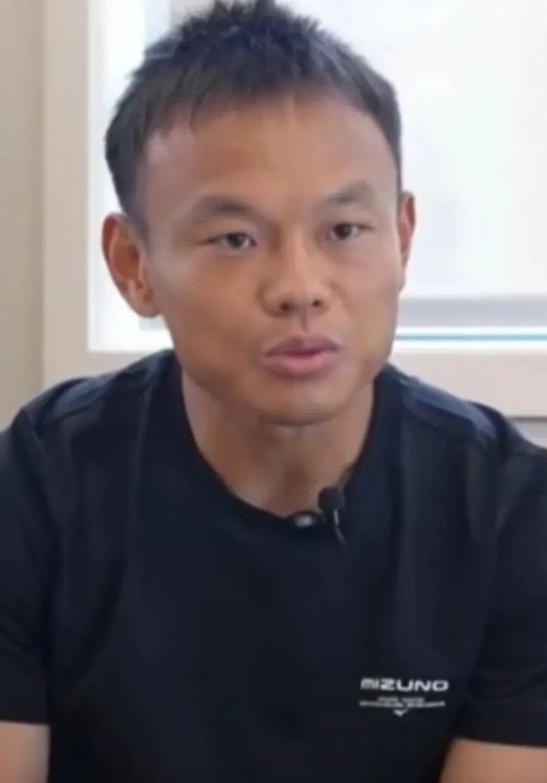 周通接受记者采访，话不多，但句句实在和清醒！1.他35岁了，但在上一场新西兰
