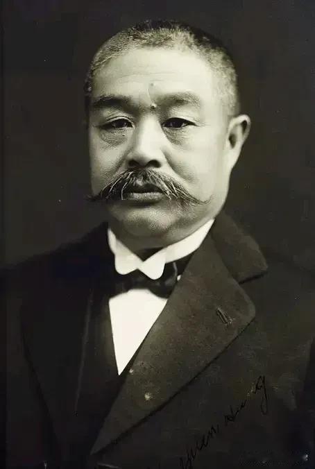 1923年，61岁曹锟强娶19岁少女，少女誓死不从，却因卦师一句话妥协19