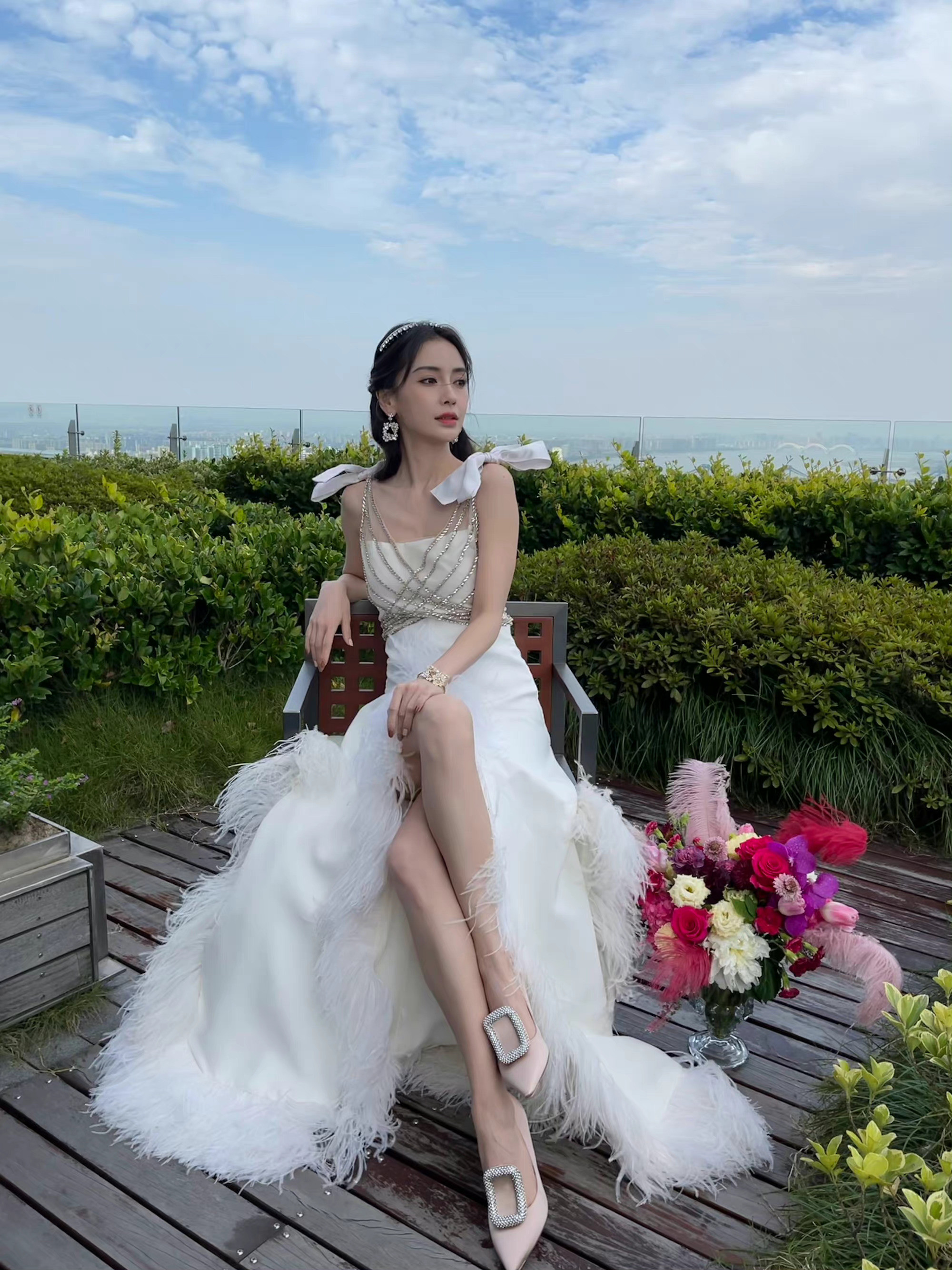 angelababy这一身白裙穿搭，好有纯美气息。杨颖angelababy