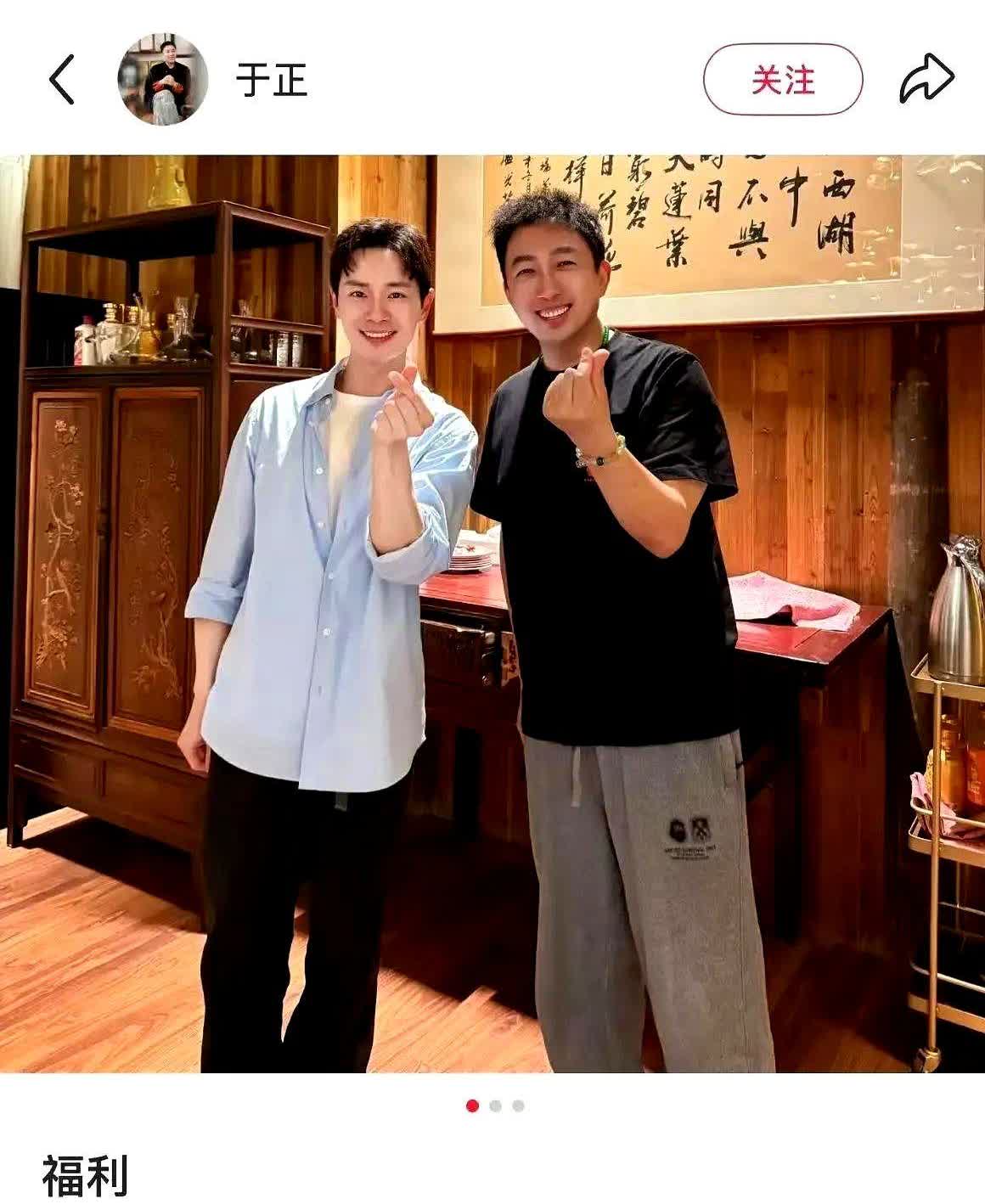 曹骏真的是吃了个子的亏。从照片上来看，旁边站着的是制作人于正，也不是和其