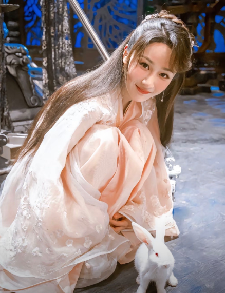 杨紫又火了不是因为生命树也不是因为家业，而是杨紫的香蜜转场又火了，杨紫顶流爆