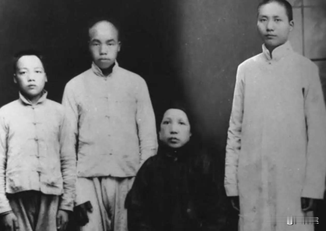 1920年，毛主席的父亲临终前，把毛泽民和毛泽覃叫到身边叮嘱道：“你们的大哥现在