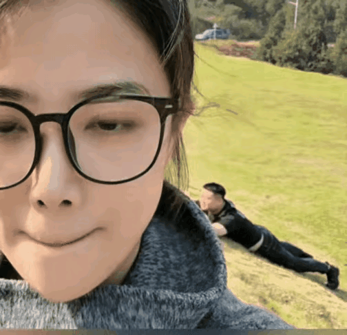 安徽女子旅游时撞见老公给陌生姑娘“跪趴式”拍照,专业得像付费摄影师,可给自己拍