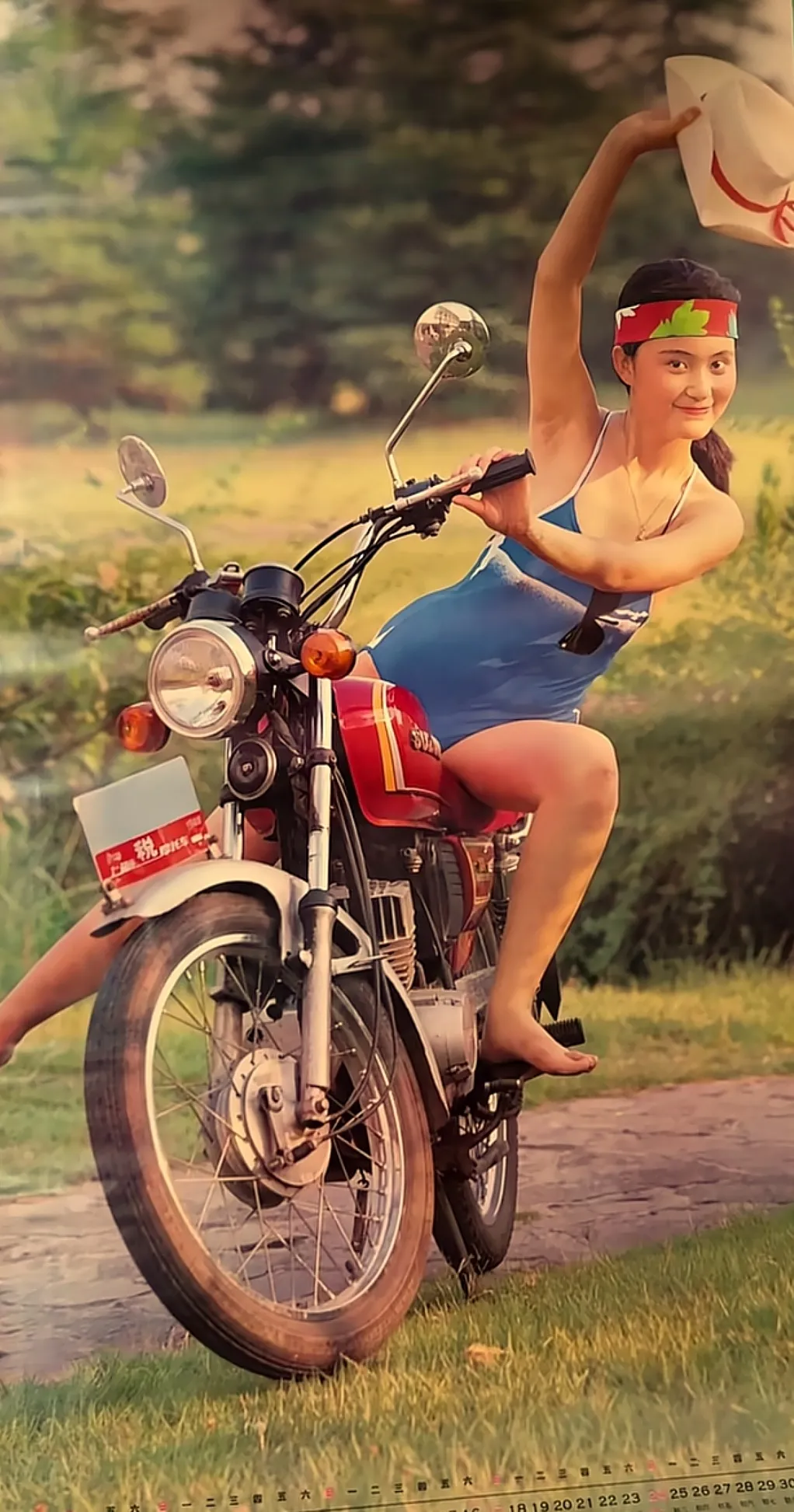 靓车美女，永不过时。那时，一辆合资的摩托车，是富起来的象征，配上美女...