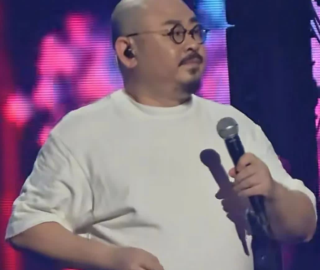 朋友今天早晨一顿跟我炫耀，说昨天去看刀郎的演唱会爽到翻天了。他全程都沉浸