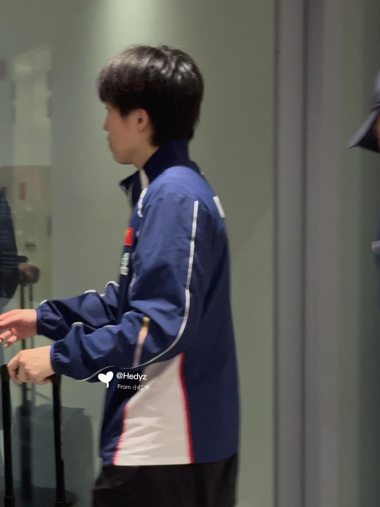 王楚钦给签名了，好认真的样子，帅气十足，牛牛一直陪在身后，两个好幸福，不愧是形影