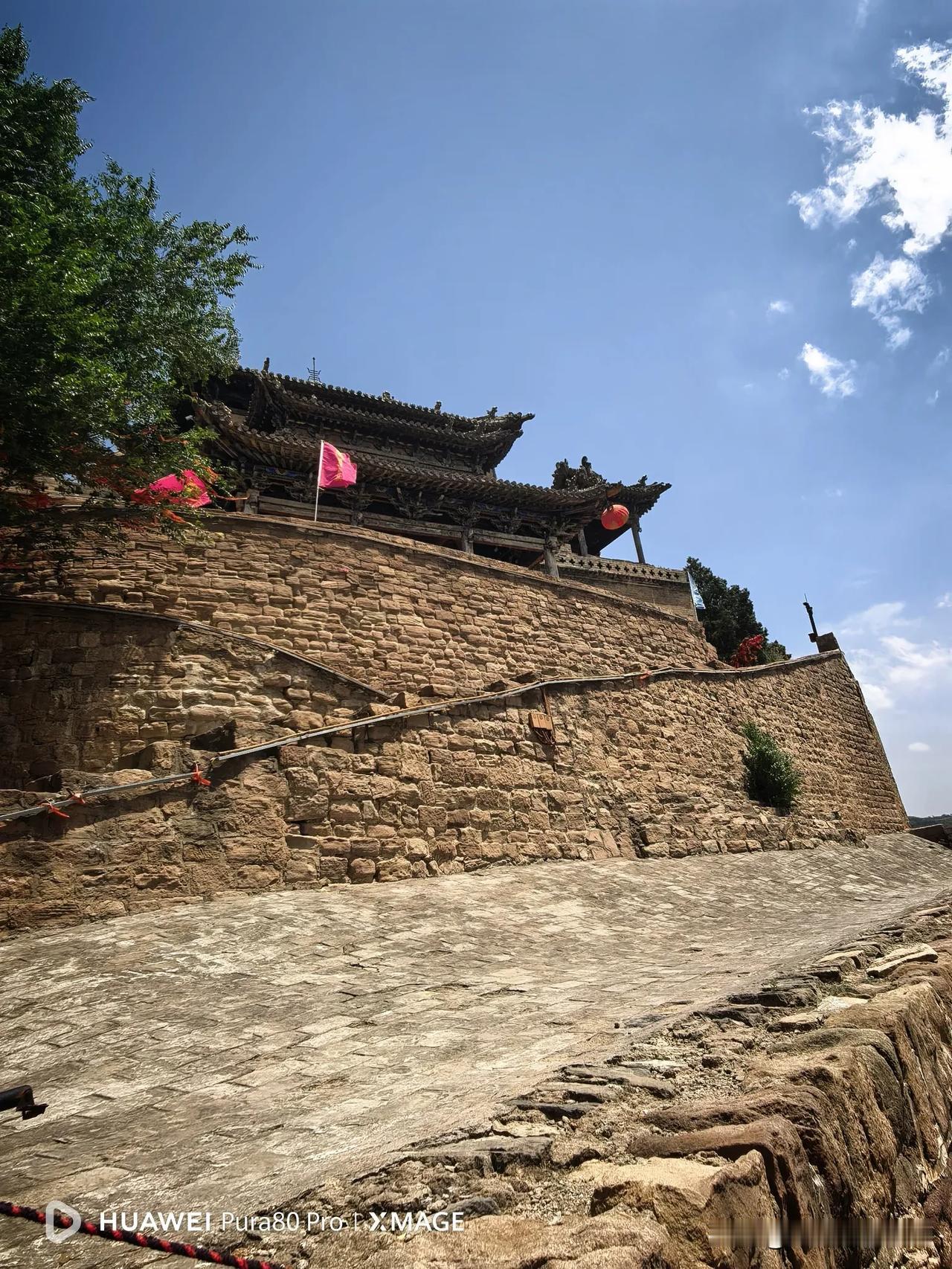 分享一张最近随手拍的照片山西碛口古镇最高点建筑～黑龙庙