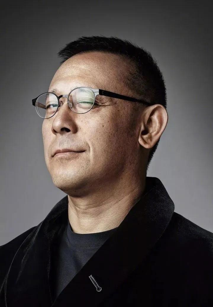 大导演姜文倒下！让人猝不及防！在我们大众眼里，姜文是和张艺谋、冯小刚、陈
