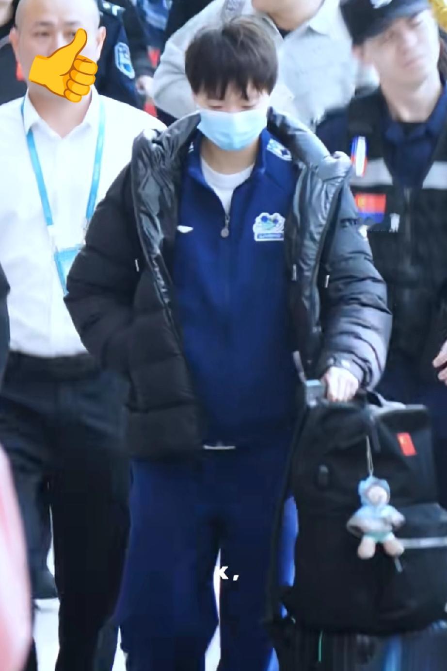 王曼昱回北京了！！昨晚亚洲杯的比赛收官，鳗鱼一早上也是跟随大部队一同回京，今