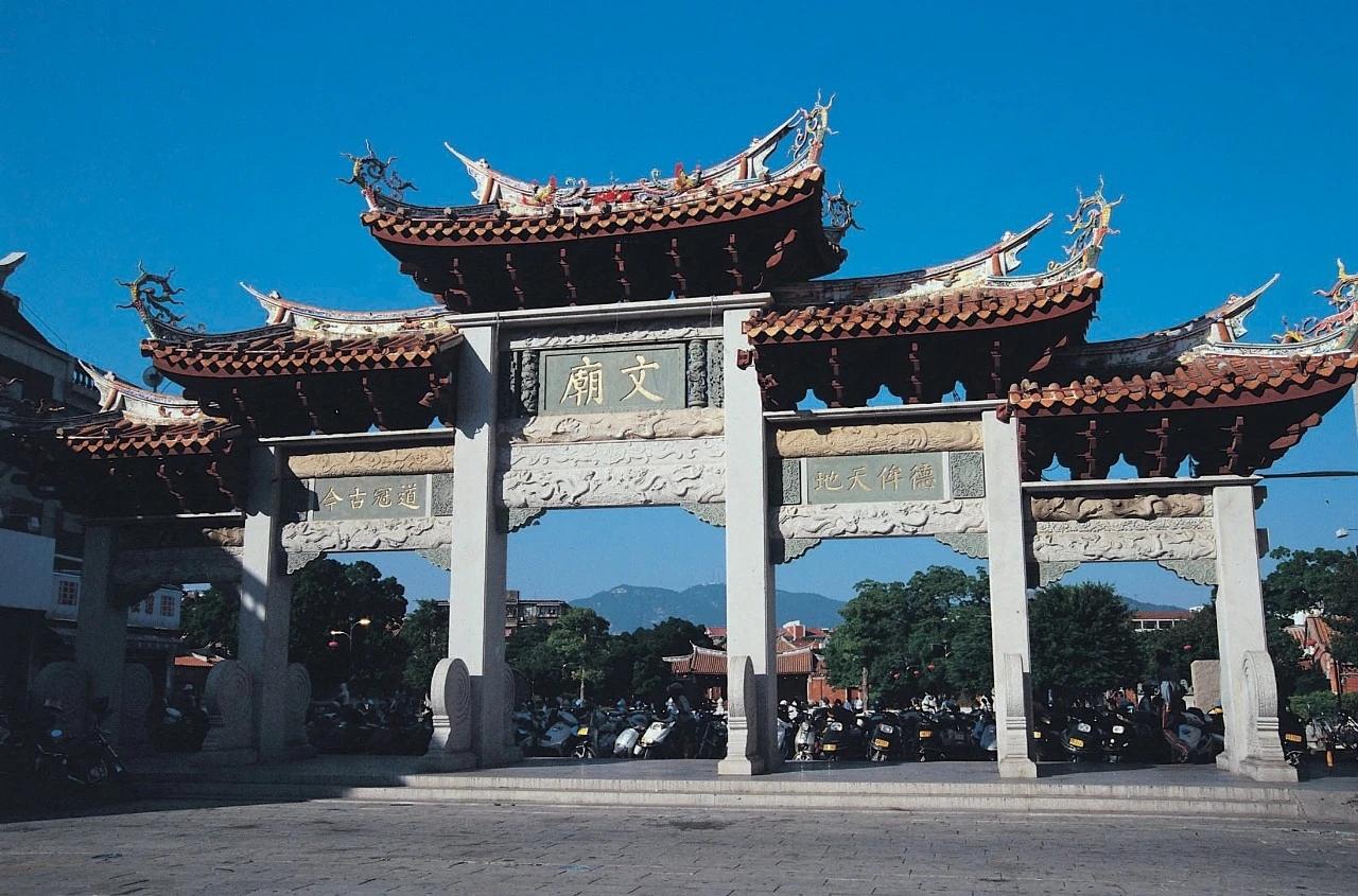 泉州关帝庙与文庙仅有百米之遥，咋天逛完关帝庙顺便去了文庙。跨进大成门，就是畔