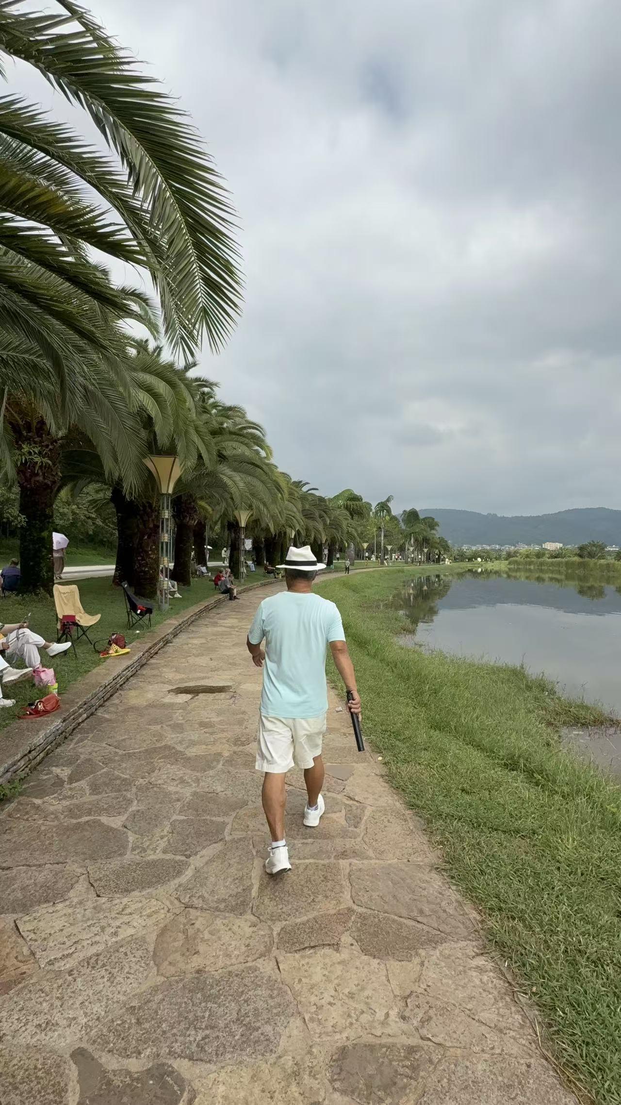 我来弥勒第一次，已经住了三天，谈谈个人观点：我住在湖泉边上的酒店。我认为这个湖