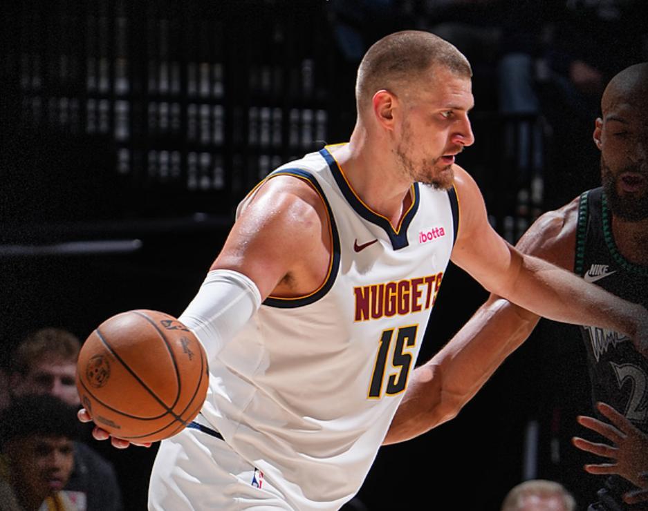 再输森林狼的掘金，首轮G3出现了三件怪事！第一个，约基奇看到戈贝尔，打得越来越