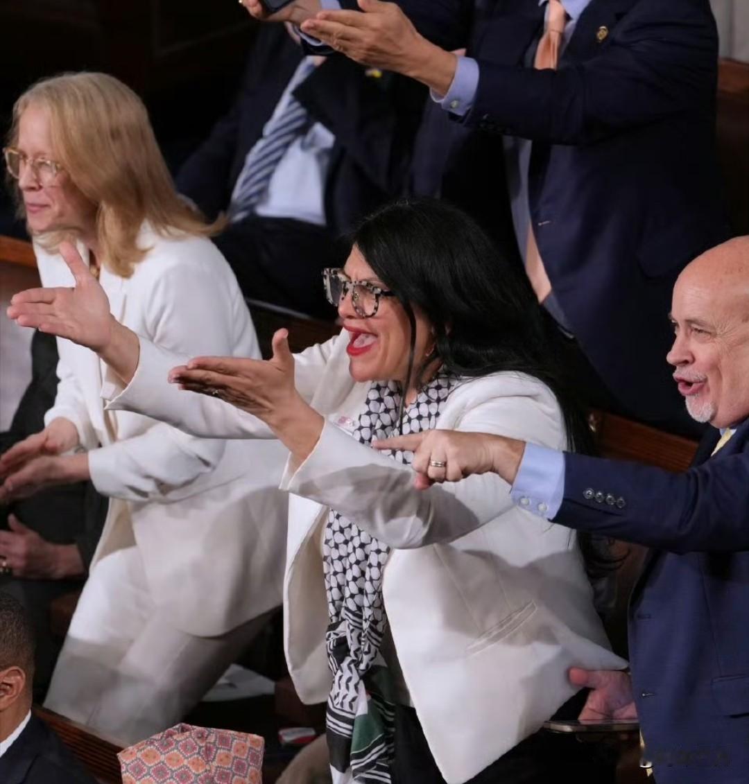 这场面火爆之极，特朗普在国情咨文中呼吁禁止国会议员进行内幕交易，没想到，日裔众议