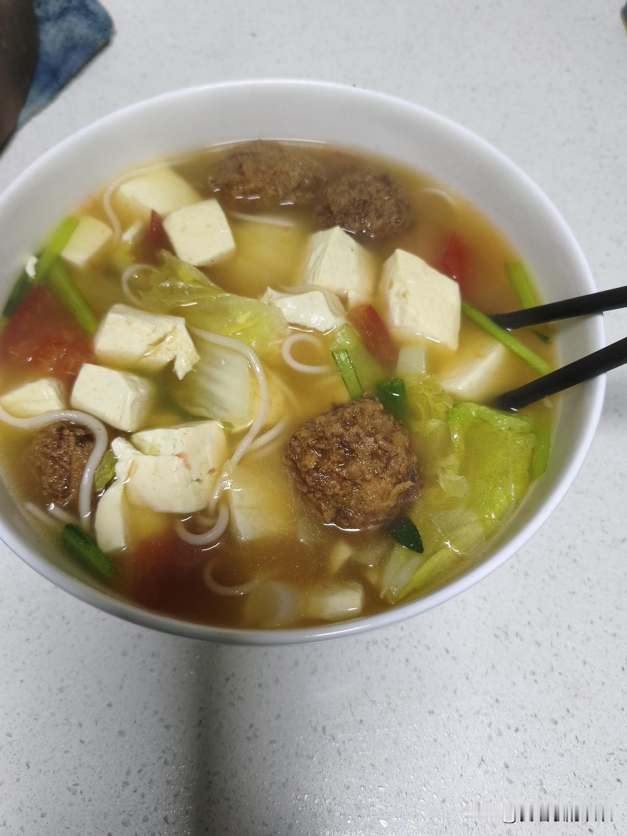 我是乌鲁木齐人，73年属牛的，今年53岁。第一次听说洗牙还要预约。昨天下