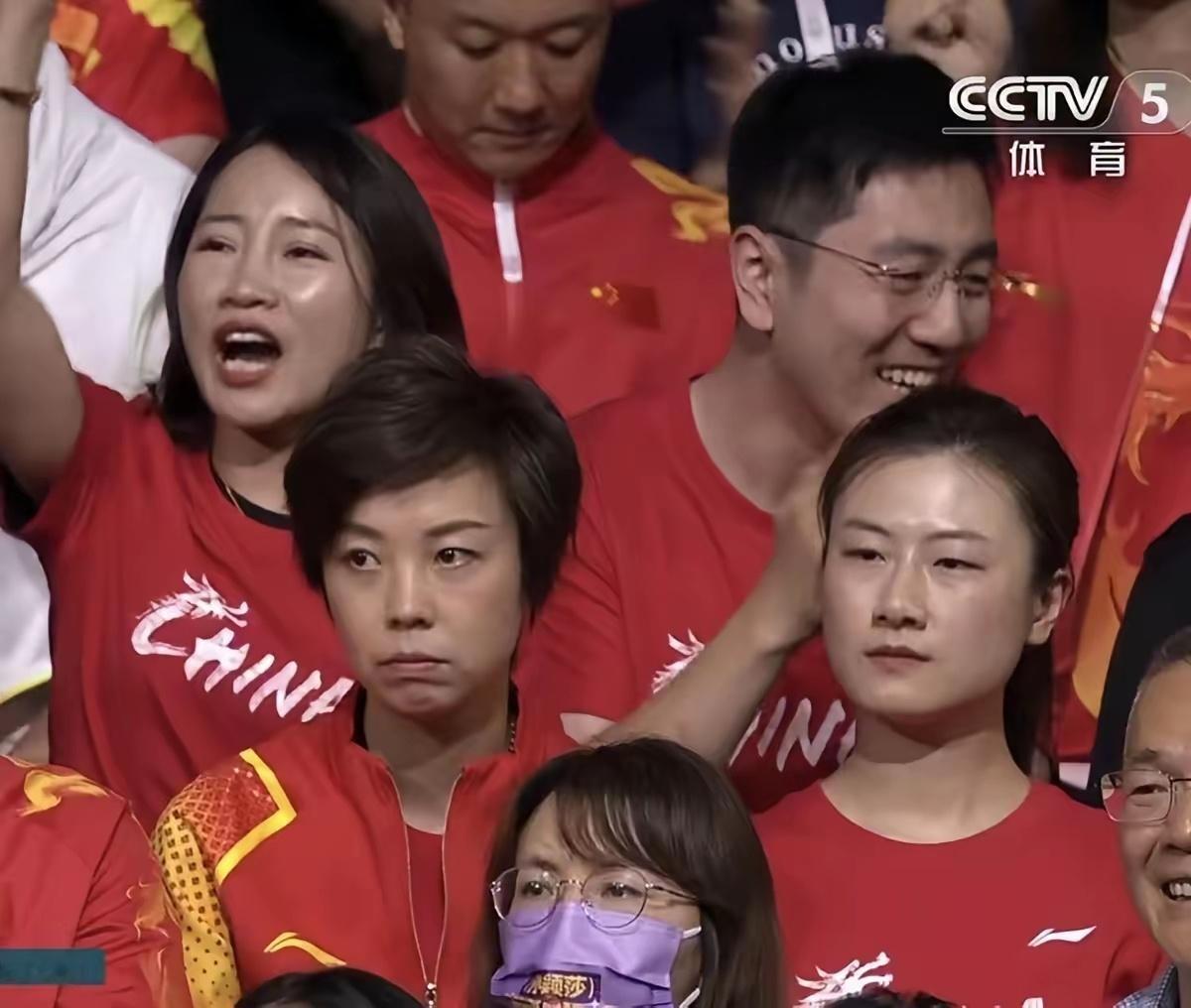亚运会中国乒乓球这是怎么了？林诗栋击败王楚钦夺冠后，全场教练组的反应，