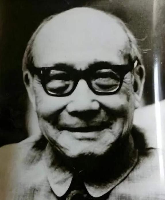 1974年，秦城监狱一个囚犯正在劳动，看守突然找到他，说：“别干活了，准